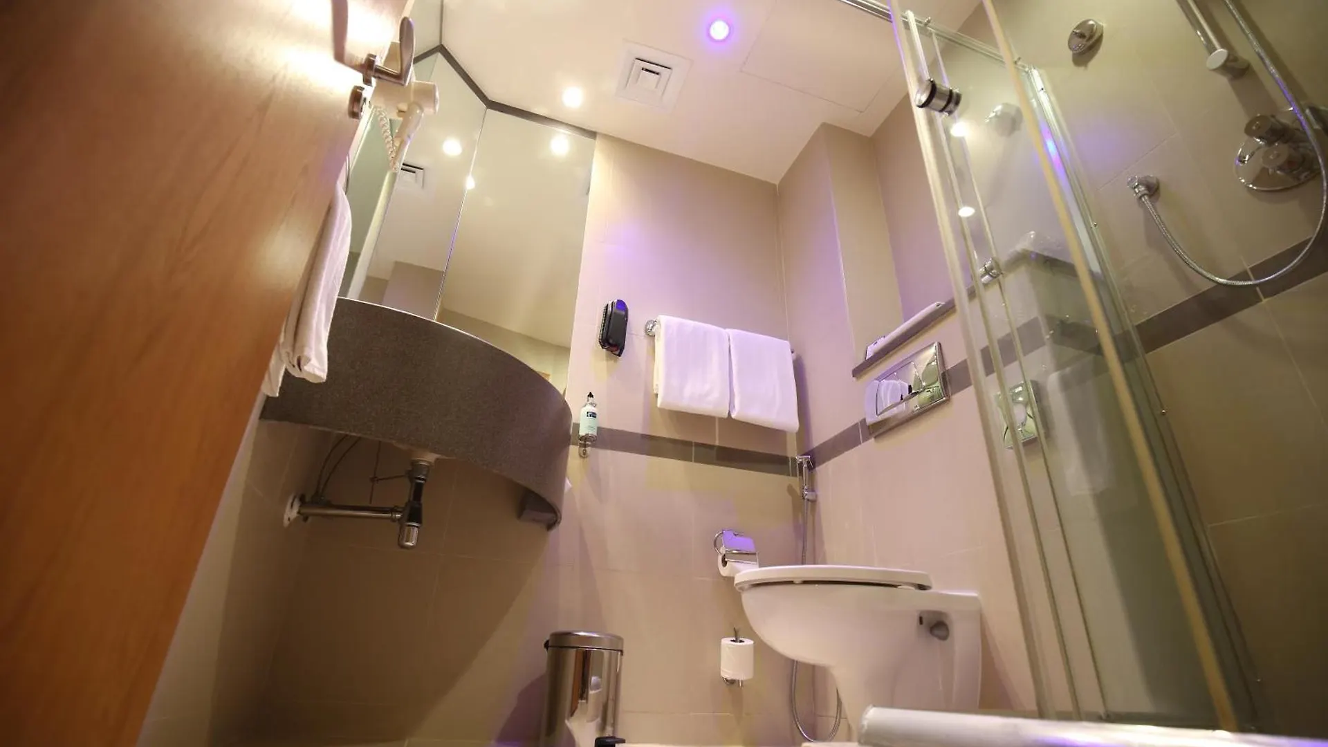 Holiday Inn Express Dubai Airport By Ihg Hotel